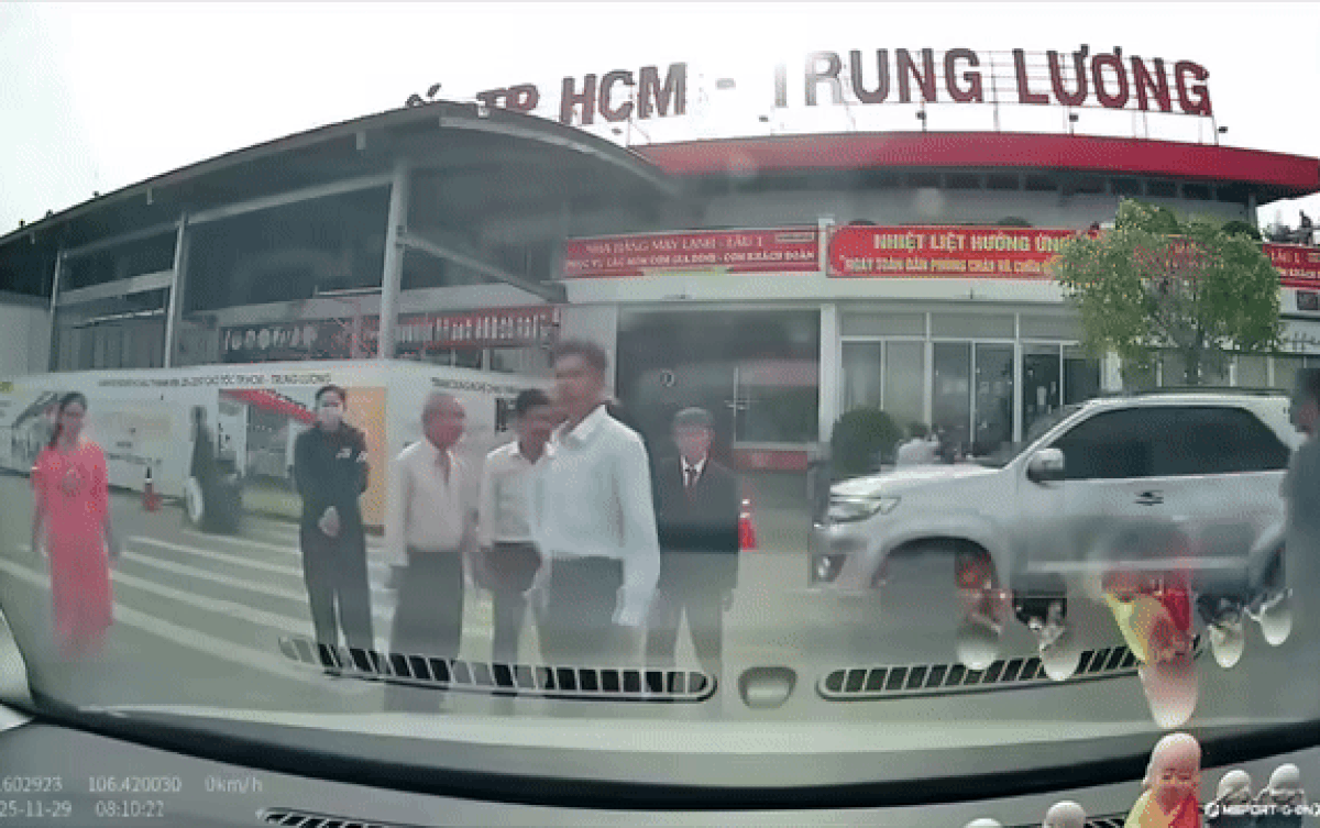 Thấy các cô chủ đứng nói chuyện chắn lối ra vào ở bến xe, tài xế đã có hành động tử tế vô cùng. Ảnh cắt từ clip