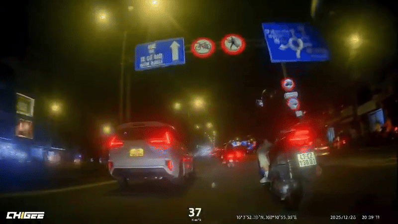 Người dân ghi lại hành vi liều lĩnh của nam thanh niên khi điều khiển xe máy trên đường. Ảnh cắt từ clip/Nguồn: Page Công an TP Đà Nẵng