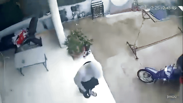 Sau khi để gọn quần áo lên nơi khô ráo, anh shipper mới cẩn thận rời đi. Ảnh cắt từ clip