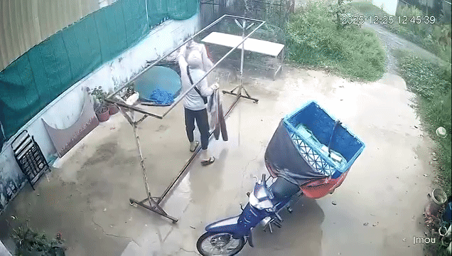 Shipper đến giao hàng nhưng chủ không có nhà, đúng lúc này trời đổ mưa nên anh đã giúp chủ nhà lấy quần áo vào. Ảnh cắt từ clip