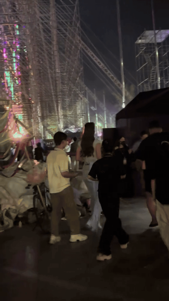 Hành động gây chú ý của Hồ Ngọc Hà khi gặp một nữ ca sĩ sau cánh gà Ảnh 2