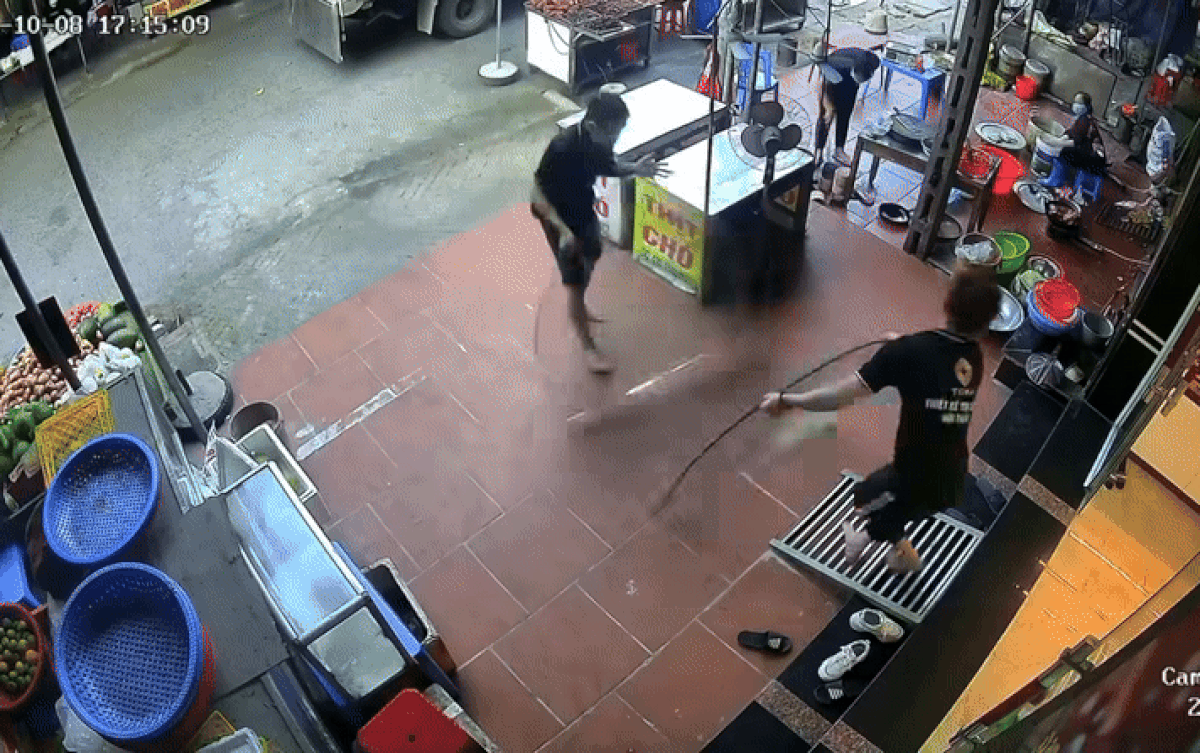 Tấm kính được khiêng sắp vào tới nhà thì bất ngờ vỡ toang. Ảnh cắt từ clip/Nguồn: Page Hóng Đường Phố