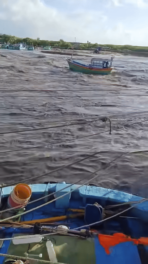 Dòng nước xiết cuốn trôi tàu thuyền. Ảnh cắt từ clip