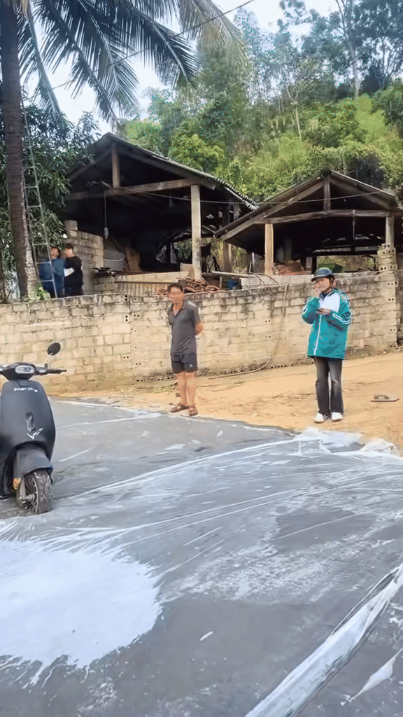 Nữ sinh hoảng sợ khi lỡ gây ra hành động kỳ quặc này. Ảnh cắt từ clip/Nguồn: Hóng Đường Phố