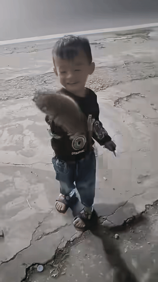 Bé mang tặng mẹ con chuột cỡ lớn khiến mẹ sợ 'tái mặt'. Ảnh cắt từ clip