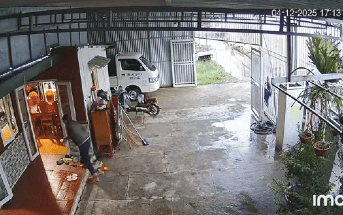 Khoảnh khắc bác hàng xóm bị trượt ngã khiến cô gái chủ nhà mãi áy náy khi xem lại camera an ninh. Ảnh cắt từ clip