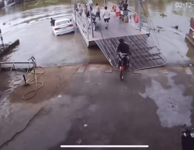 Tài xế mau chóng nhảy xuống sông.