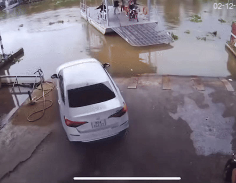 Chiếc ô tô lao thẳng xuống sông.