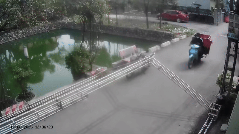 Camera an ninh nhà dân ghi lại khoành khắc nam shipper gặp tai nạn. Ảnh cắt từ clip