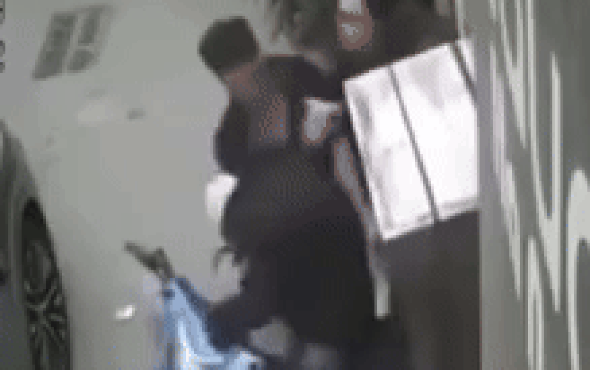 Công an điều tra vụ nam shipper bị tài xế Lexus hành hung: Camera an ninh ghi lại cảnh gây bức xúc Ảnh 2