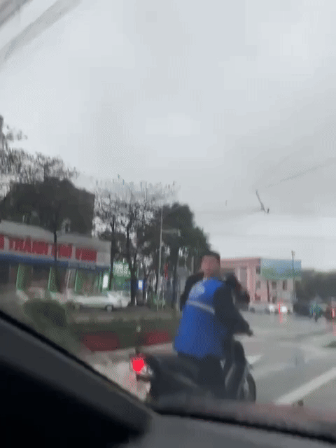 Người đi đường ghi lại video nam thanh niên bị một người đàn ông đánh tới tấp.