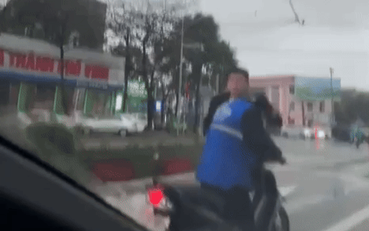 Nam sinh mặc áo shipper bị đánh túi bụi trên đường, video ghi lại sự việc gây phẫn nộ Ảnh 2