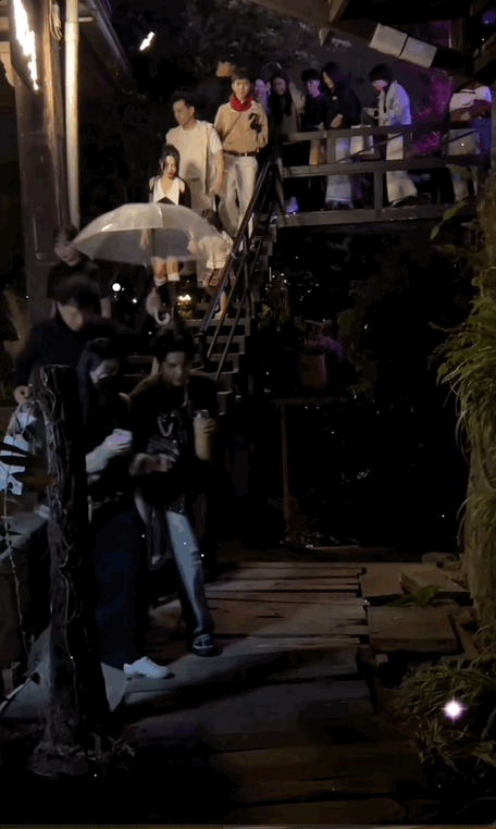 Khoảnh khắc bạn đời công khai nắm tay Vũ Cát Tường sau lễ thành đôi gây sốt cõi mạng. (Nguồn: FM Vu Cat Tuong Official Fanpage)