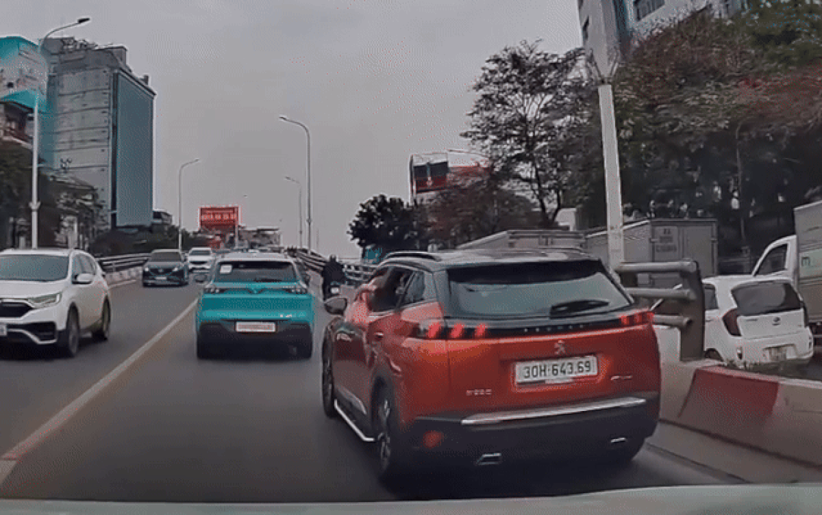 Clip: Người ngồi trong ô tô hạ kính rồi vứt túi rác giữa cầu gây bức xúc Ảnh 2