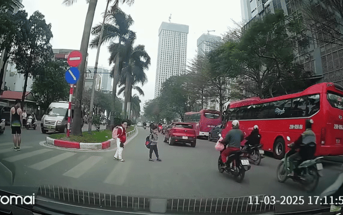 Clip: Hành động đẹp của 2 em học sinh khiến dân mạng ấm lòng giữa phố Hà Nội Ảnh 2