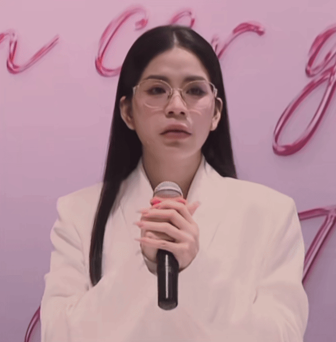 Hằng Du Mục bật khóc khi phát biểu tại họp báo. 