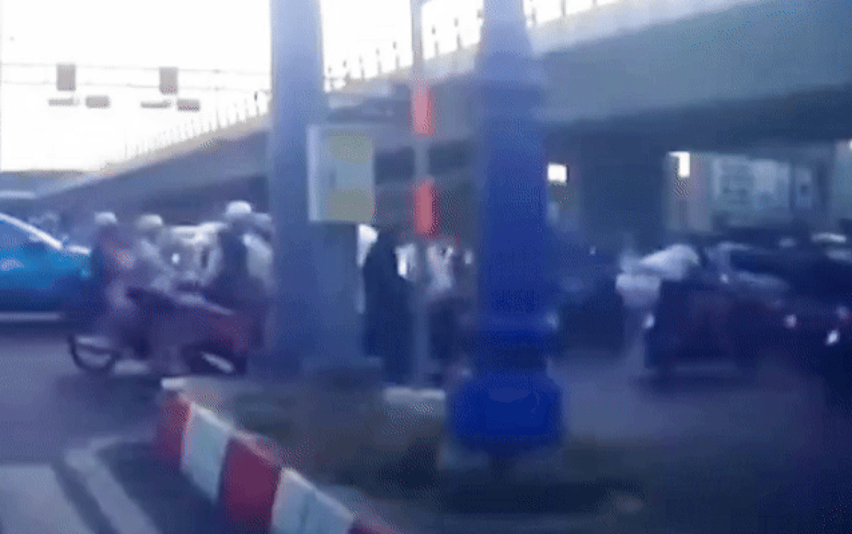 Camera ghi lại khoảnh khắc nữ tài xế Mercedes tông 10 xe máy ở ngã tư Thủ Đức Ảnh 2