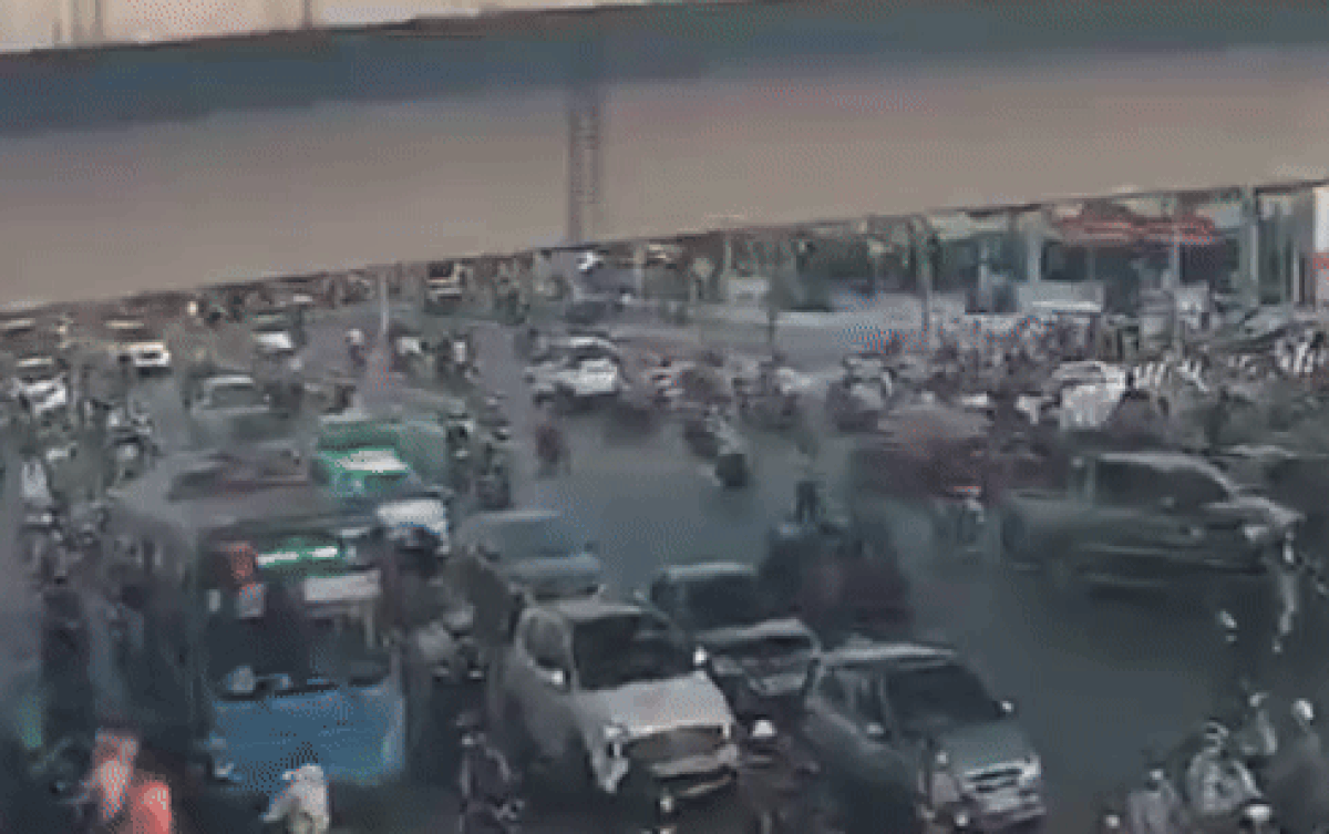 Thêm góc camera khác vụ ô tô Mercedes tông 10 xe máy ở ngã tư Thủ Đức Ảnh 2