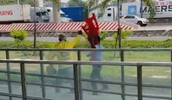 Trong cùng ngày xuất hiện thêm một vụ đánh nhau giữa một tài xế xe ôm công nghệ với bảo vệ nhà ga Metro số 1 tại TP.HCM.