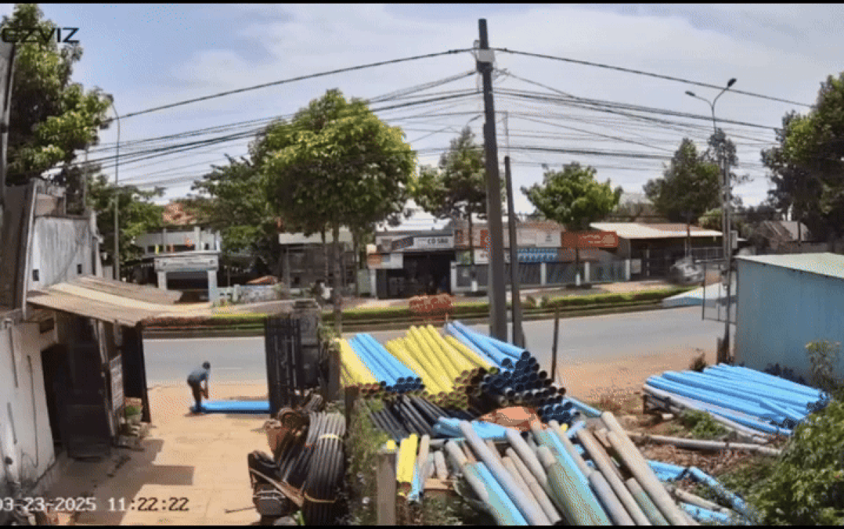 Ô tô gặp nạn, 2 người văng ra ngoài ở Gia Lai: Camera nhà dân ghi lại khoảnh khắc đáng sợ Ảnh 2