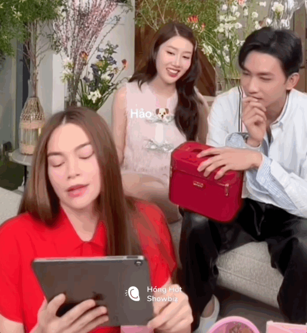 Hồ Ngọc Hà hứa sẽ đi 3 cây vàng nếu Thúy Ngân và Võ Cảnh tổ chức đám cưới. (Ảnh: FBNV)