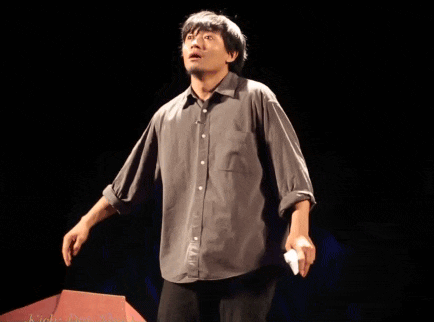 Sự thất thần, đau buồn của cố diễn viên Quý Bình trong phân cảnh nhân vật nhận tin dữ khiến khán giả không khỏi xót xa. 