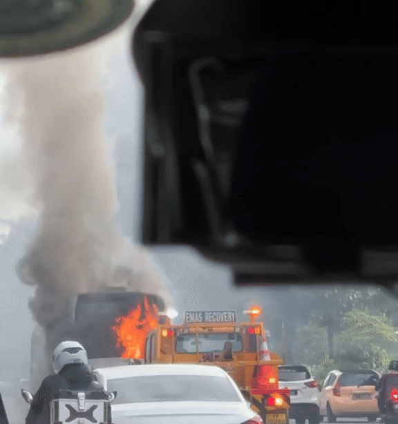 Xe buýt chở 11 người bốc cháy trên cao tốc Ảnh 1