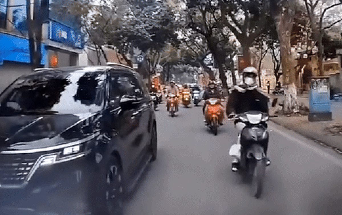 Clip người ngồi trên Lexus mở cửa bất ngờ khiến thanh niên đi xe máy ngã văng ra đường Ảnh 2