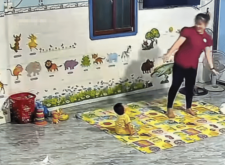 Mẹ hạnh phúc khôn nguôi khi thấy con trai được cô giáo ân cần vỗ về. Ảnh cắt từ clip