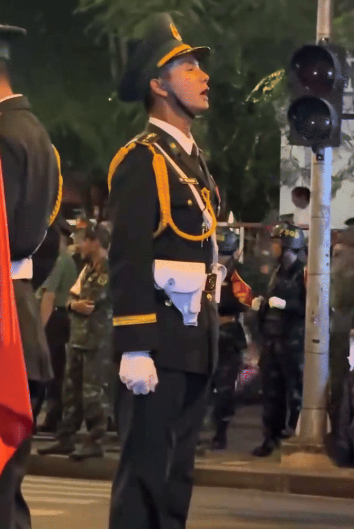 Nét điển trai cùng sự làm việc nghiêm túc của nam chiến sĩ khiến dân tình say mê.