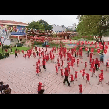 Xúc động các búp măng non giương cao cờ Tổ quốc hòa cùng không khí 30/4 Ảnh 1