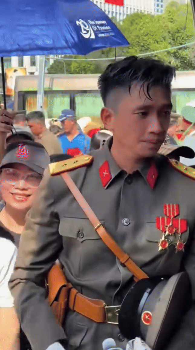 Dù khá mệt nhọc sau diễu binh nhưng chiến sĩ Lê Hoàng Hiệp vẫn luôn giữ sự lịch thiệp, điềm đạm khi được người dân đề nghị chụp ảnh cùng.