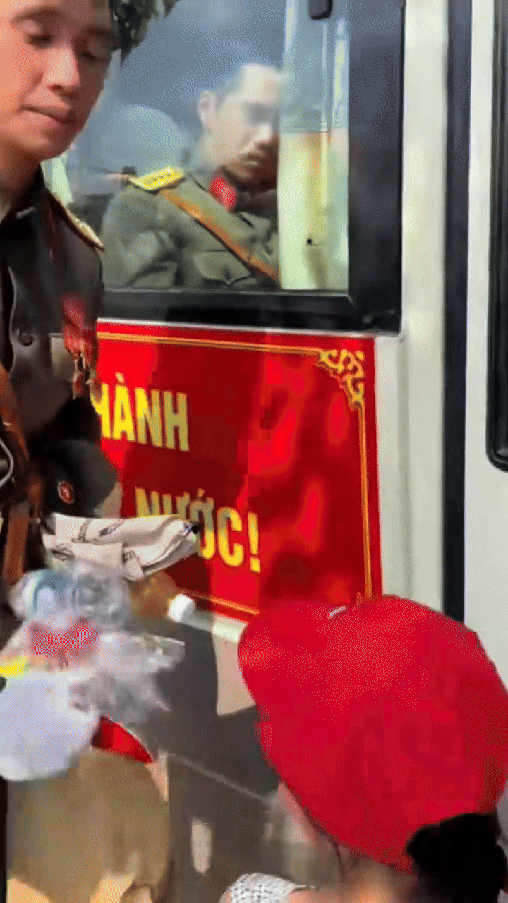 Nam chiến sĩ thân thiện chụp ảnh cùng một bé gái khi được đề nghị.