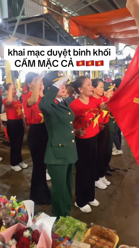 Các chị em tiểu thương hướng ứng không khí dịp 30/4