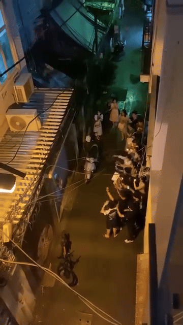 Vừa thấy cô giáo xuất hiện, các em học sinh reo hò khiến cô không khỏi xúc động.