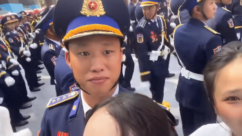 Khi được bạn trẻ đề nghị, chiến sĩ 'Lê Hoàng Há Há' liền thể hiện nụ cười thương hiệu của mình.
