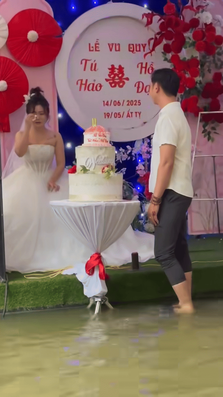 Cô dâu khóc nức nở trong đám cưới. Ảnh cắt từ clip