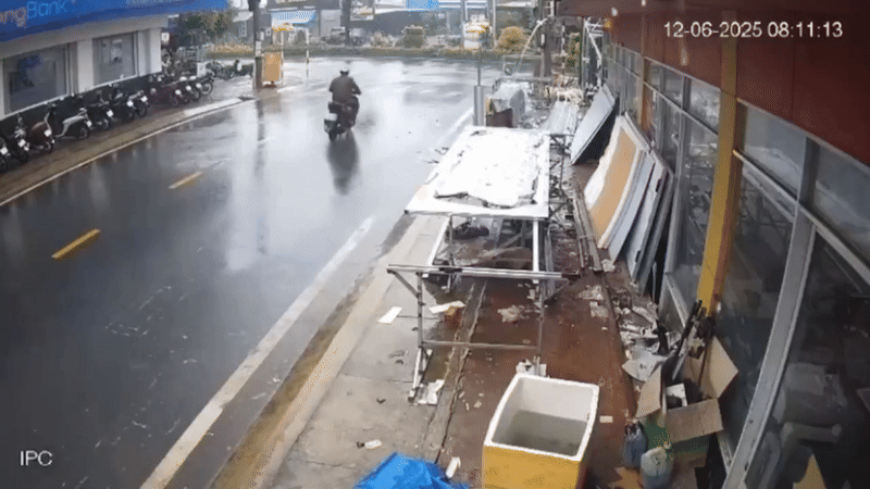 Trên đường tẩu thoát, đối tượng cướp ở tiệm vàng bị ngã xe máy. 