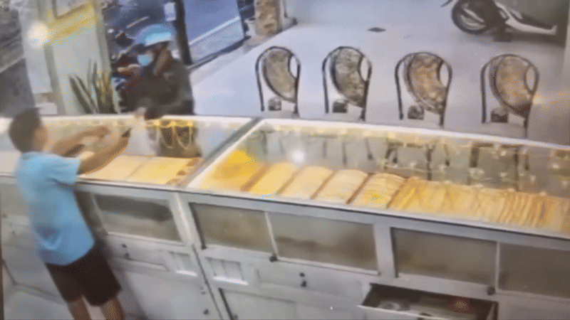 Đối tượng cướp giật ở tiệm vàng được camera an ninh ghi lại. 