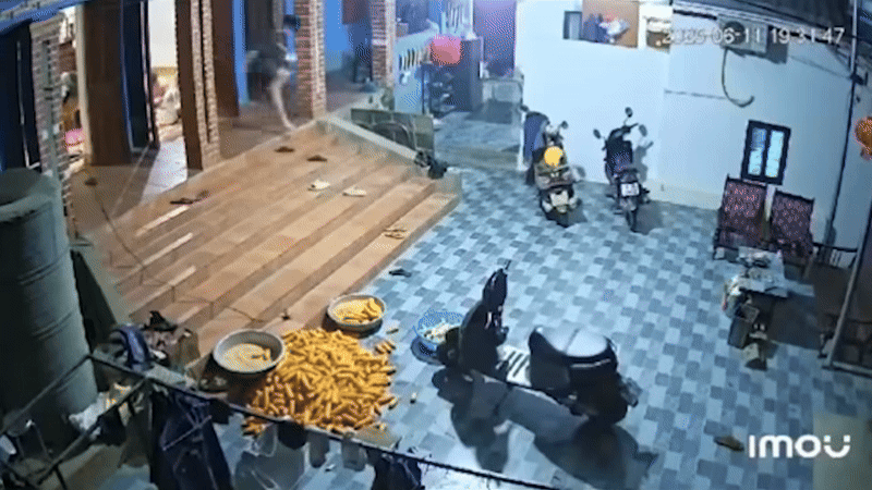 Khoảnh khắc vỡ oà của nam sinh và gia đình sau khi biết điểm thi. Ảnh cắt từ clip