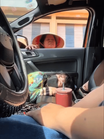 Con gái trốn trong xe, vờ như không về thăm mẹ để xem mẹ phản ứng ra sao?