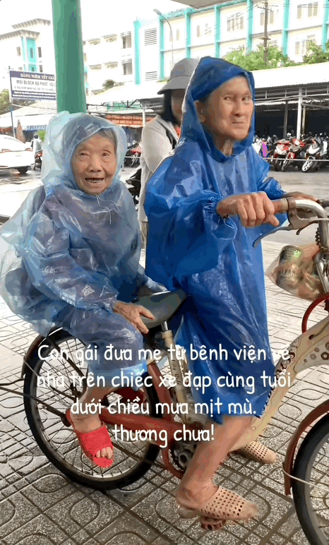 Khoảnh khắc con gái 65 tuổi đạp xe chở mẹ già 85 tuổi khiến nhiều người xúc động. (Ảnh: Cắt từ video)