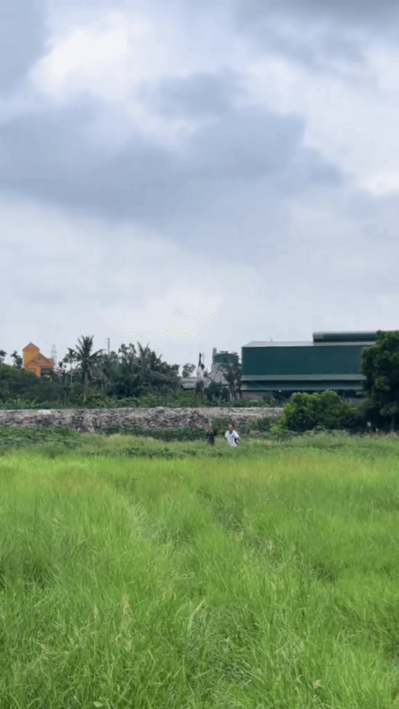 Cậu bé đi thả diều bị kéo lên lơ lửng giữa trời, cảnh tượng khiến nhiều người 'thót tim' Ảnh 2
