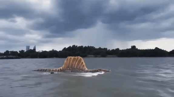 Xôn xao đoạn clip 'thủy quái' khổng lồ bơi trên sông ở Thái Lan Ảnh 1