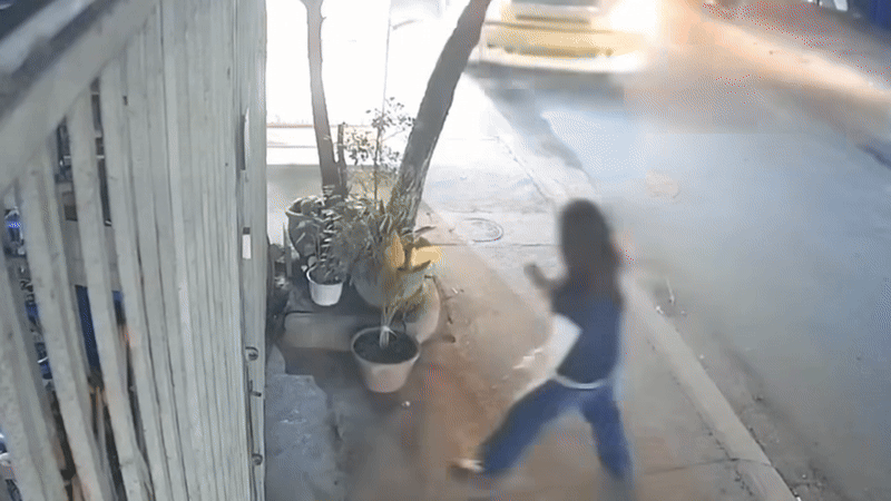 Cô gái suýt bị xe container đâm trúng.