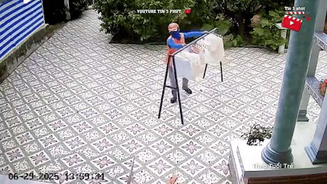 Thấy trời chuẩn bị đổ mưa, nam shipper sau khi giao đồ đã giúp chủ nhà mang cây phơi quần áo vào bên trong.