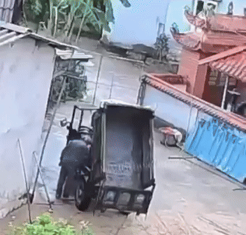 Clip: Người đàn ông gặp nạn khi sửa xe, diễn biến tiếp theo cực gay cấn Ảnh 1