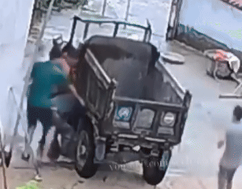 Clip: Người đàn ông gặp nạn khi sửa xe, diễn biến tiếp theo cực gay cấn Ảnh 2