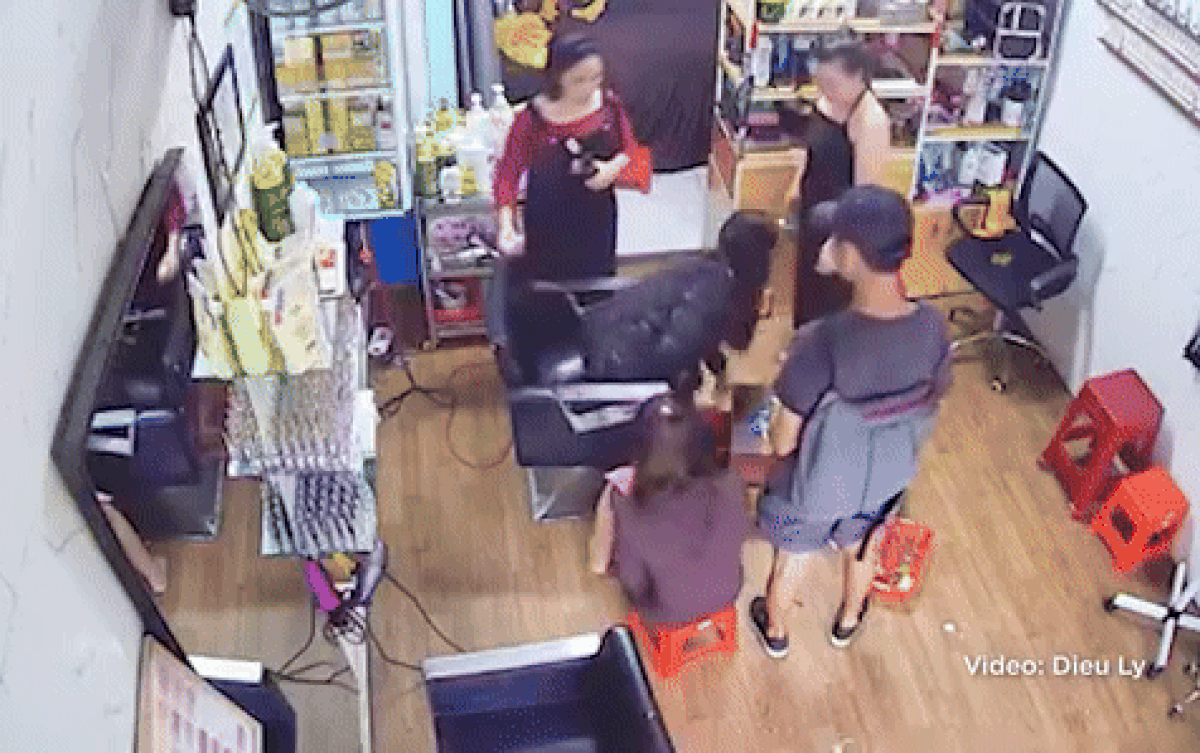 Gã đàn ông bất ngờ nổi nóng, đạp đổ đồ nghề khiến 4 người phụ nữ phải lui vào trong