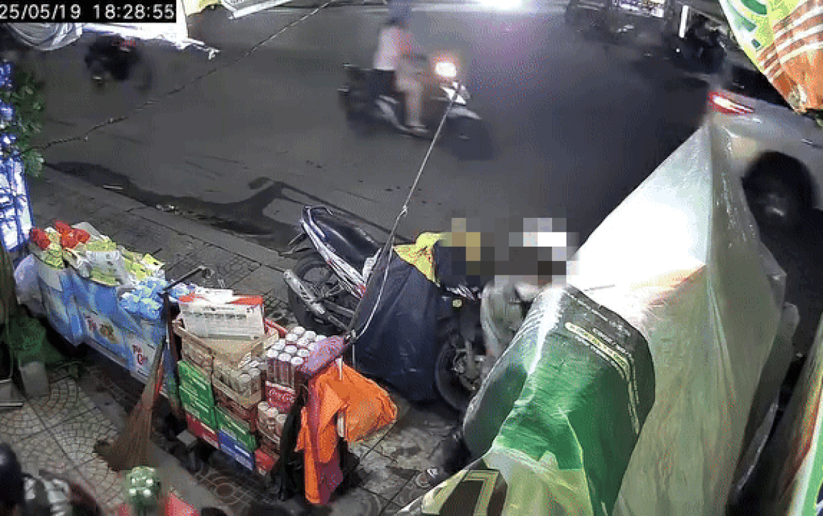 Camera ghi cảnh thanh niên lấy thùng bia tại tiệm tạp hoá.